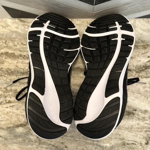 New Balance 460v3 running sneaker; black; excellent condition - Picture 5 of 5